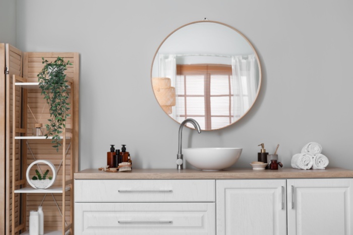 Šiuolaikiški ir išskirtiniai veidrodžiai jūsų vonios kambariui